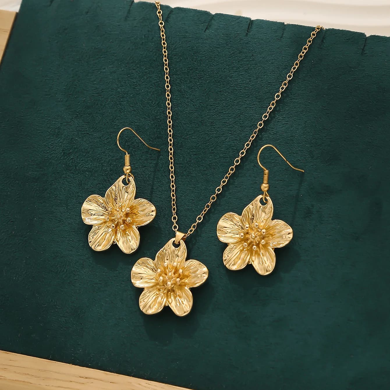 Golden Flora Pendant Set - Necklaces